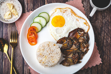 Danggitsilog- is a famous Pinoy breakfast combination of fried Danggit (dried fish), egg, and garlic rice.