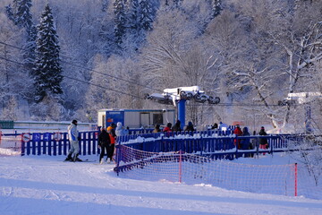 Naklejka premium Queuing for the snow-covered ski lift 