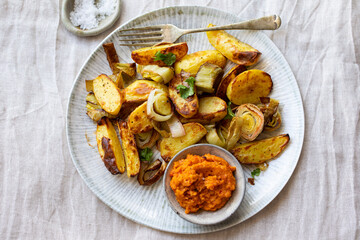 Roast potatoes and leeks with red peper sauce