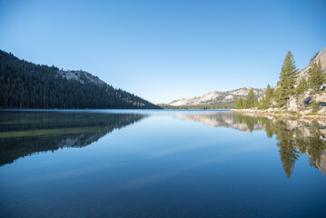 Fototapeta na wymiar Mountain Reflecting in Pristine Lake on a Clear Day in Yosemite National Park, California