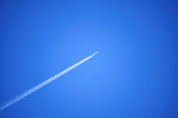 high altitude contrails from a KLM Boeing 787-10 dreamliner heading East en route to Amsterdam airport Schipol Netherlands - obrazy, fototapety, plakaty