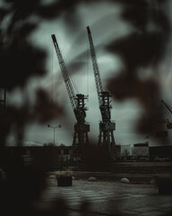 Dwa dźwigi przemysłowe w porcie Szczecińskim. © Marcin