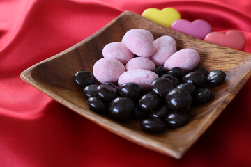 木製の食器に盛ったチョコレート