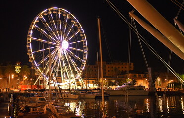 Nächtlich beleuchtetes Riesenrad am Hafen von Genua