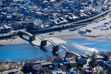 Photo sur Plexiglas Le pont Kintai [山口県]晴天の錦帯橋と岩国市街