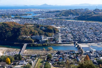 Foto op Plexiglas Kintai Brug [Prefectuur Yamaguchi] Kintaikyo-brug en Iwakuni-stad op een zonnige dag