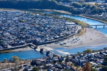 Papier Peint photo Le pont Kintai [Préfecture de Yamaguchi] Le pont de Kintaikyo et la ville d& 39 Iwakuni par une journée ensoleillée