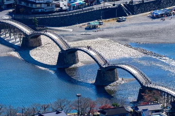 Papier Peint photo autocollant Le pont Kintai [山口県]晴天の錦帯橋と岩国市街