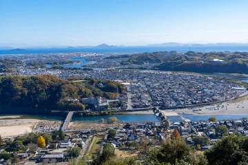 Papier Peint photo autocollant Le pont Kintai [Préfecture de Yamaguchi] Le pont de Kintaikyo et la ville d& 39 Iwakuni par une journée ensoleillée