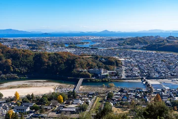 Papier Peint photo autocollant Le pont Kintai [Préfecture de Yamaguchi] Le pont de Kintaikyo et la ville d& 39 Iwakuni par beau temps