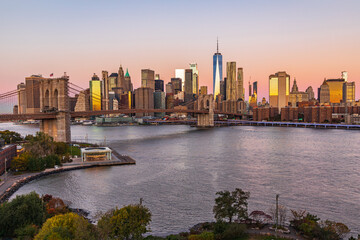 Fototapeta na wymiar Sunrise view of Manhattan and the Brooklyn Bridge.