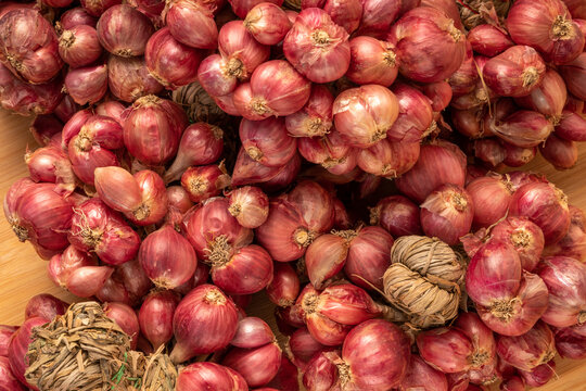 Premium Photo  Shallots or red onion asian herbs and cooking ingredients  on wooden background