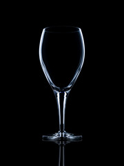 Weißweinglas vor schwarzem Hintergrund
