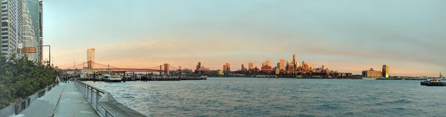 Obraz premium Brooklyn & the East River at sunset, New York, NY - January 2022