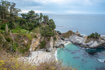 Obraz premium Tidal Falls at Big Sur Along the California Pacific Coast Highway