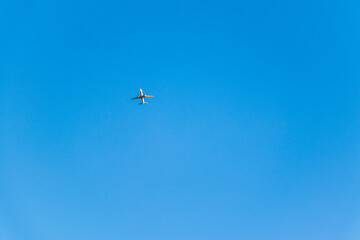 青い空を飛ぶ飛行機