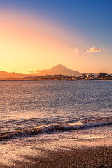 神奈川県の茅ヶ崎海岸から眺める夕日と富士山