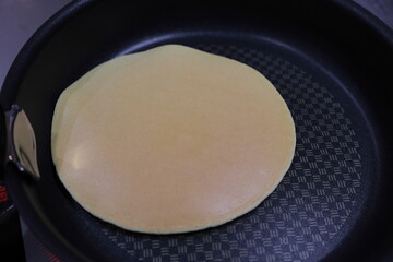 手作りホットケーキの調理、フライパンの上で焼いてる様子