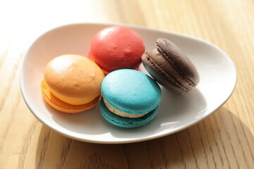 皿に乗った沢山のカラフルなマカロン