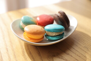 皿に乗った沢山のカラフルなマカロン