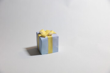 白背景で撮影した折り紙で作ったプレゼントボックス