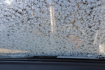 凍結した車のフロントガラス
