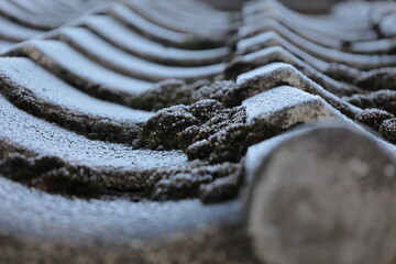 凍結した瓦、日本の冬の風景