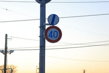 日本の道路標識。40キロ規制と規制はここまでの表示