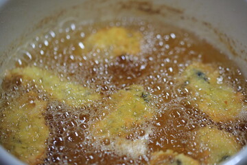 家庭料理、カキフライの調理、油で揚げている様子