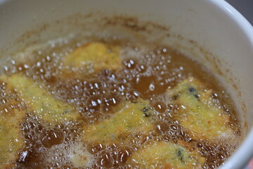 家庭料理、カキフライの調理、油で揚げている様子