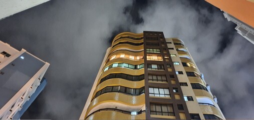arranha c&eacute;u noturno