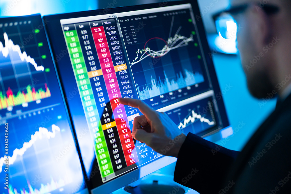 Aufkleber Stock Trader Man Using Multiple Computers