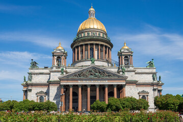 Fototapeta na wymiar View of St. Isaac's Cathedral on a sunny June day. Saint-Petersburg, Russia