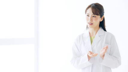 話をする白衣の女性　医師　診療
