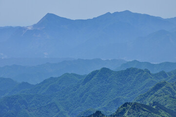 奥秩父の両神山山頂より望む　奥武蔵の武甲山の眺望
奥秩父　両神山より左から武甲山、小持山、大持山
