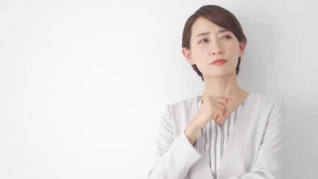真剣に悩む日本人女性