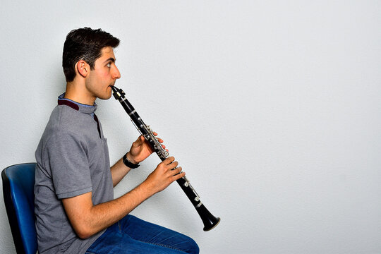 Students of the Conservatory of Music rehearse in the classroom.
