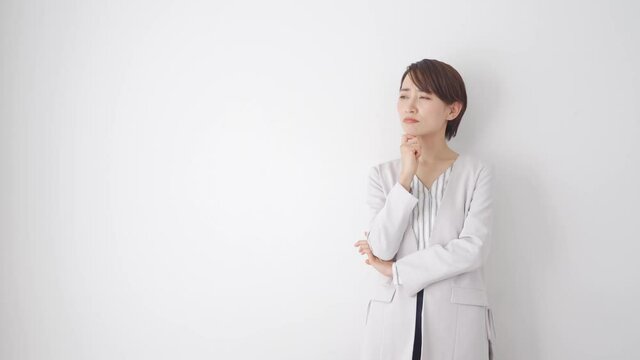 真剣に悩む日本人女性