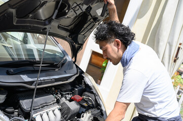 Fototapeta na wymiar Image of a man repairing a car.