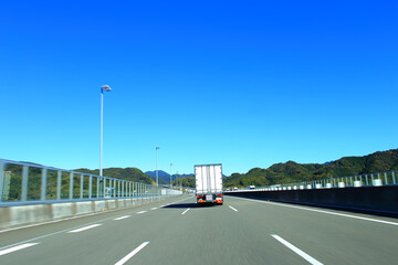 高速道路を走行するトラック