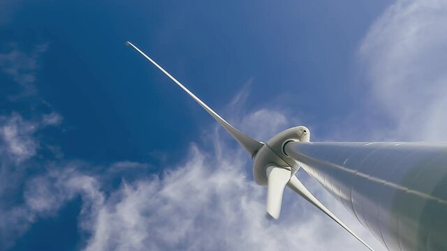 Windkraft Anlage mit Wolken und blauen Himmel im Hintergrund
