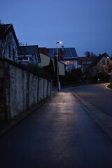 Fototapeta na wymiar Straßenbeleuchtung nachts auf einer Straße in Niederwerrn bei Schweinfurt