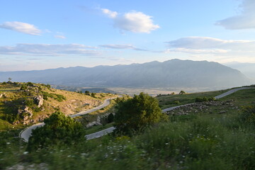 Fototapeta na wymiar Panorama-Blick über Serpentine zum Berg Cajup in Zagoira Naturpark in Albanien, Landschaft in Albanien im Sonnenuntergang