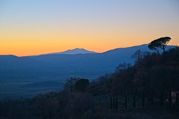 Obraz premium Dramatic Sunrise Over the Hills of Tuscany Italy