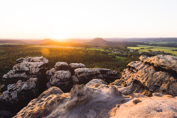 Sonnenuntergang mit Sandstein Felsen in der Sächsischen Schweiz Sachsen Deutschland
