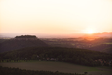Sonnenuntergang mit Festung Königstein in Sachsen Sächsische Schweiz Sachsen Deutschland 