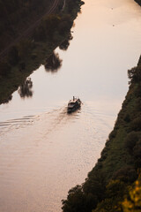 Schiff fährt auf der Elbe Fluss mit Wellen von oben 