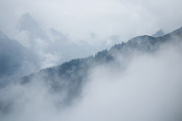Berglandschaft in den Alpen Bergen mit Wolken 