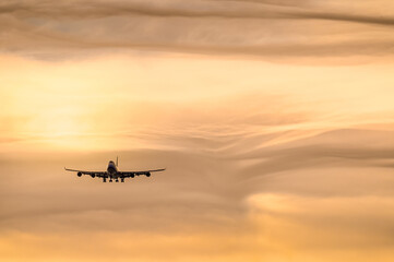 avion aviation vol survol aeroport pilote ciel soleil coucher environnement cargo