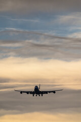 Fototapeta na wymiar avion aviation vol survol aeroport pilote ciel soleil coucher environnement cargo